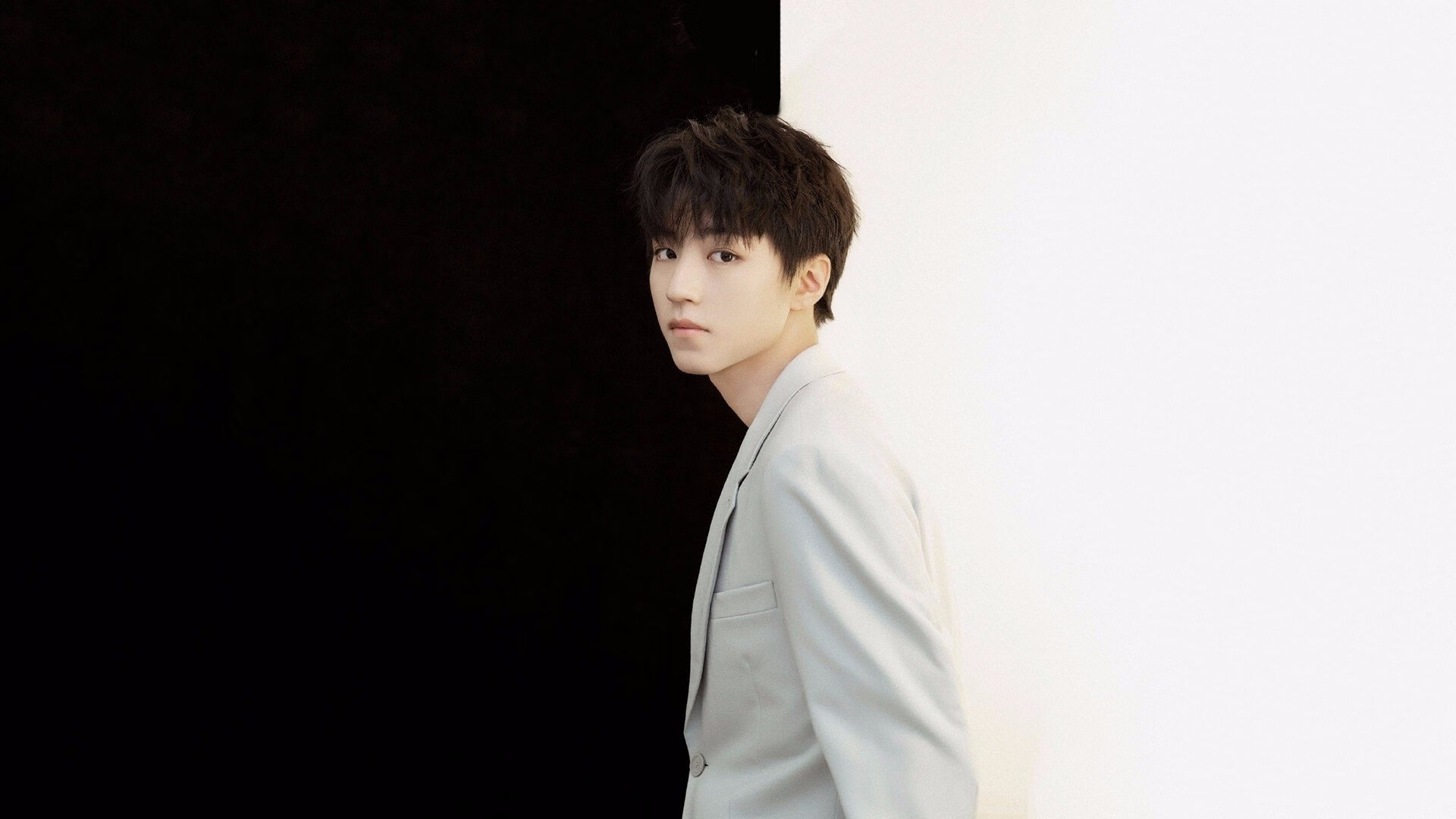 体育竞技场面激烈紧张，观众眼前一亮，竞技体育下一句